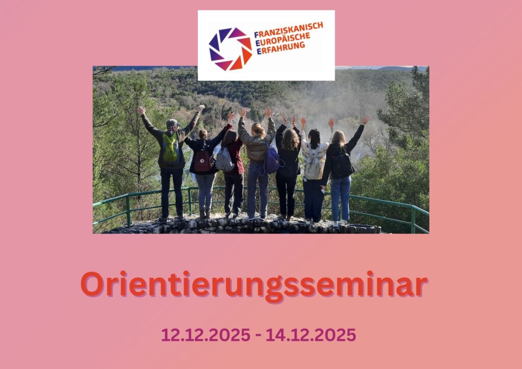 Eine Gruppe von Menschen steht auf einem Aussichtspunkt mit Blick ins Grüne und hebt die Arme. Der Text lautet "Orientierungsseminar 12.12.2025 - 14.12.2025" mit einem Logo am oberen Rand, das zu dieser Vorbereitungsveranstaltung für den Freiwilligendienst einlädt.