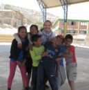 Eine Gruppe Kinder posiert in einer Turnhalle für ein Foto.