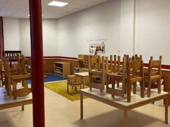Kindergarten 2 Ein Raum mit Tischen und Stühlen darin.