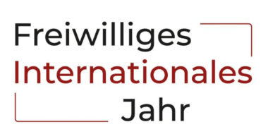 Screenshot 2025-05-08 155716 Textlogo mit der Aufschrift „Freiwilliges Internationales Jahr“ auf Deutsch, mit roter Hervorhebung von „Internationales“ und Klammern an den Seiten.
