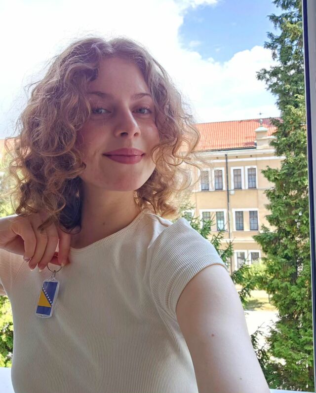 Hello helloo:)
Ich bin Maya und komme aus der Nähe von Mannheim.
Ich liebe Singen und Tanzen und mag es außerdem sehr, neue Sprachen, Menschen und Kulturen kennenzulernen.
Außerdem bringe ich Leute leidenschaftlich gerne zum Lachen; ich bin immer zu einem Späßchen bereit:)
Mein Freiwilligenjahr in Bosnien hat jetzt Ende August begonnen und ich freue mich schon sehr auf die Arbeit mit den Jugendlichen!

#freiwillendienst #auslandsjahr #fij #bosnien #bosnienundherzegowina #visoko #international #europe #gapyear #volunteer #internat #reisen