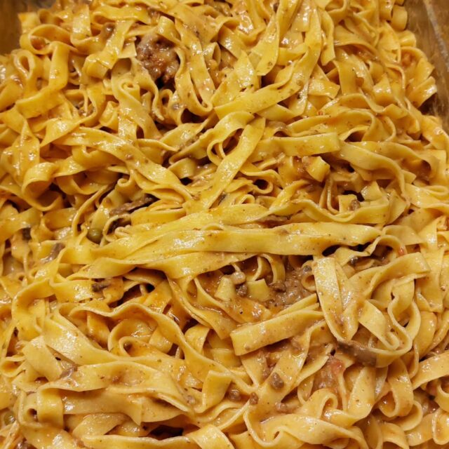 #tagliatellealragù 🍝 ist eines der typischen Gerichte Bolognas und wurde im April in der Mensa serviert. Die künstlerischen Bilder sind von mir organisierten Workshops. Darunter einer zum Thema "Umarmung" und einer zum Thema "Blumen". Auch einige Bilder mit Salatsätzlingen sind zu finden, die wurden danach im Mai bei uns im Gemeinschaftsgarten eingepflanzt im Rahmen des Gartenworkshops.

#gapyear #freiwilligenarbeit #freiwilligendienst #ijgfd #italien #bologna #kunst #garten #mensa #fyp