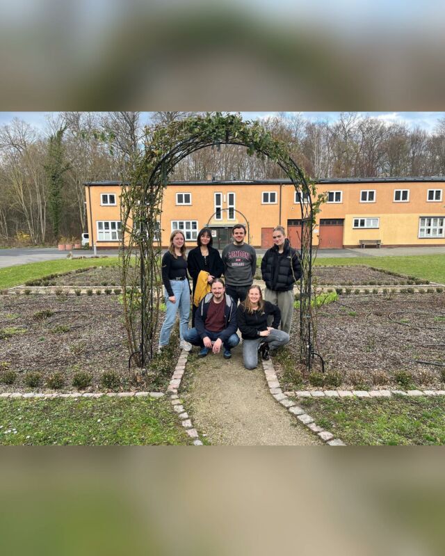 Im Rahmen der Franziskanisch-Europäischen-Erfahrung startete vom 17.03.-19.03.2023 das erste FEE Seminar als Kennlernseminar. 
Im Franziskanerkloster in Großkrotzenburg lernten wir uns alle erstmal ein ganzes Wochenende lang kennen. Vier junge Erwachsene aus vier verschiedenen Städten und jede/r mit einer eigenen Lebensgeschichte. 
Viele Kennlernspiele und auch das gemütliche Beisammensein am Abend haben uns immer mehr zu einer Gemeinschaft gemacht. Durch verschiedene Impulse haben wir neuen Input bekommen und uns über verschiedenste (Glaubens-)Fragen ausgetauscht. 
Sarah Knauer und Br. René Walke haben uns durch verschiedene Arbeitseinheiten geführt. Zum einen haben wir und mit uns selbst und unserem bisherigen Lebensweg beschäftigt, zum anderen aber auch einen Blick in die Zukunft gewagt. Vor allem das kommende Jahr, was wir in zwei verschiedenen Einsatzstellen im Ausland verbringen werden, bekam dabei einen besonderen Fokus. Wir haben uns durch unseren Informationsordner gearbeitet, verschiedenste Fragen geklärt und überlegt, wie wir beispielweise einen gemeinsamen Unterstützer*innenkreis aufbauen können, damit das Jahr finanziert werden kann. Ein besonderes Highlight war dabei der Zoom-Call mit der einen Einsatzstelle in Bilbao (Spanien). Wir haben vorher zusammen Fragen gesammelt und konnten so in den Austausch mit den Ansprechpartner*innen vor Ort gehen. 
Insgesamt war es ein sehr informatives und offenes Seminar. Wir konnten uns sehr gut kennenlernen, erste Informationen bekommen und haben auch persönliche Aspekte unseres Lebens geteilt.

#freiwilligendienst #europa 🇪🇺 #ijfd 🌍#franziskaner #vorbereitung #seminar