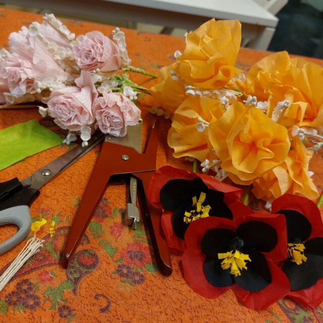 Heute und morgen organisiere ich (Alexandra) als erste Freiwillige des FEE Projekts in Mailand einen Papierblumenbastelkurs. Aus den Blumen werden dann Dekorationen für Tischer der Mensa gestaltet.

#freiwilligenarbeit #gapyear #blumen #papierblumen #workshop #milano 
#freiwilligendienst #italien #ijgfd #basteln
