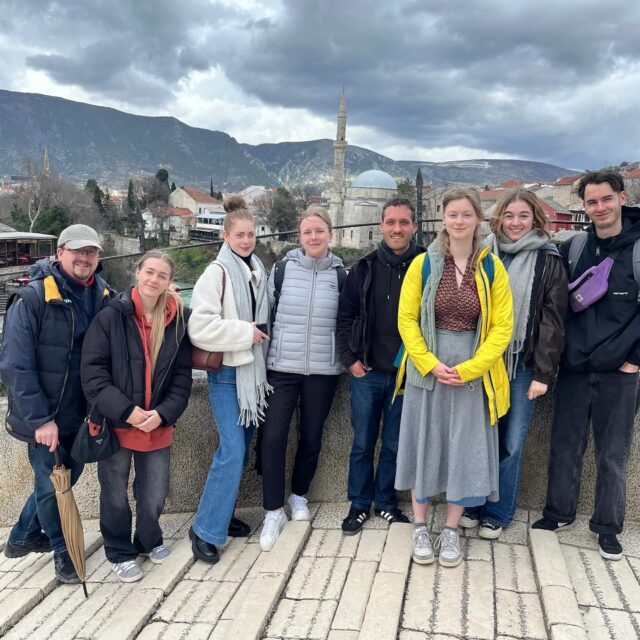 Einige Impressionen von unserem Zwischenseminar vom 09.-16.03.2025 🤗

Den kompletten Bericht findet ihr auf unserer Homepage 💻

Bild 1: Gruppenbild auf der alten Brücke in Mostar 🌉🪨
Bild 2: Mostar ⛲️🏺☀️
Bild 3: Seminareinheit ✍️📝
Bild 4: Konfliktkochtopf👩‍🍳👨‍🍳
Bild 5:Gruppenbild Kravica Wassserfälle ☁️
Bild 6: Gruppenbild Kravica Wasserfälle II ☁️☁️ 
Bild 7: Gruppenbild Stadtführung Sarajevo 🏙️
Bild 8: Bücherei im Kloster in Visoko 📚📔