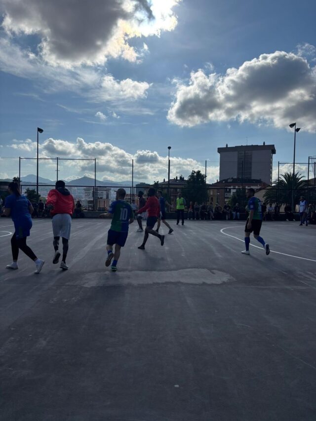 Auzolito! Das Fußballturnier des Viertels Uribarri. Wir haben mit drei Teams teilgenommen und leider verloren. Aber dabei sein ist alles.⚽️